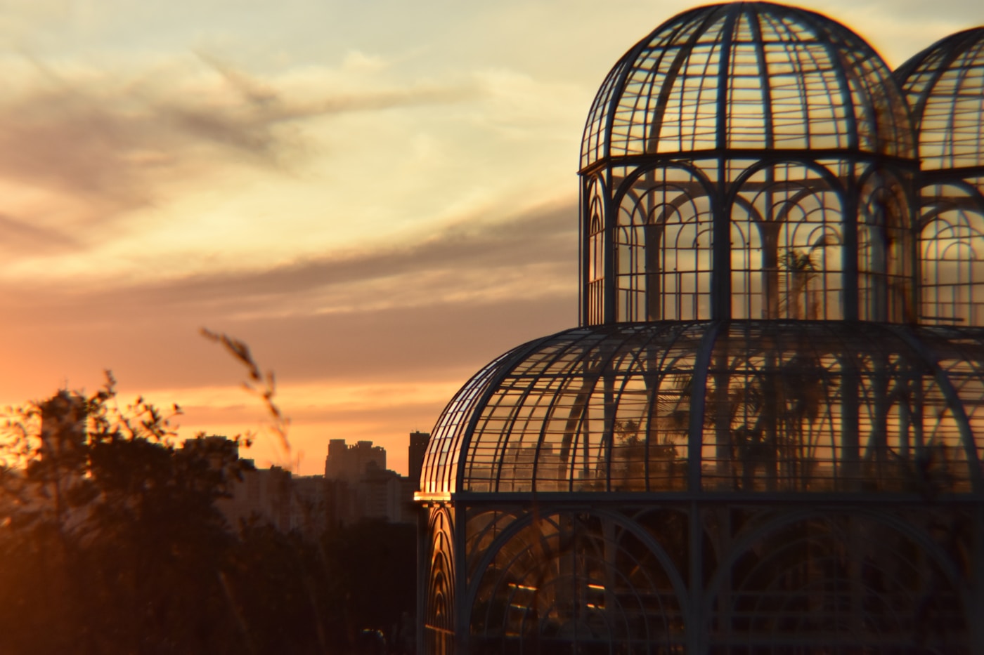Pôr do sol atrás de um prédio de vidro, Curitiba, Paraná, Brasil
